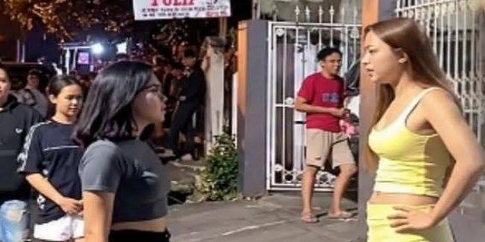 Dua Wanita Berkelahi di Manado